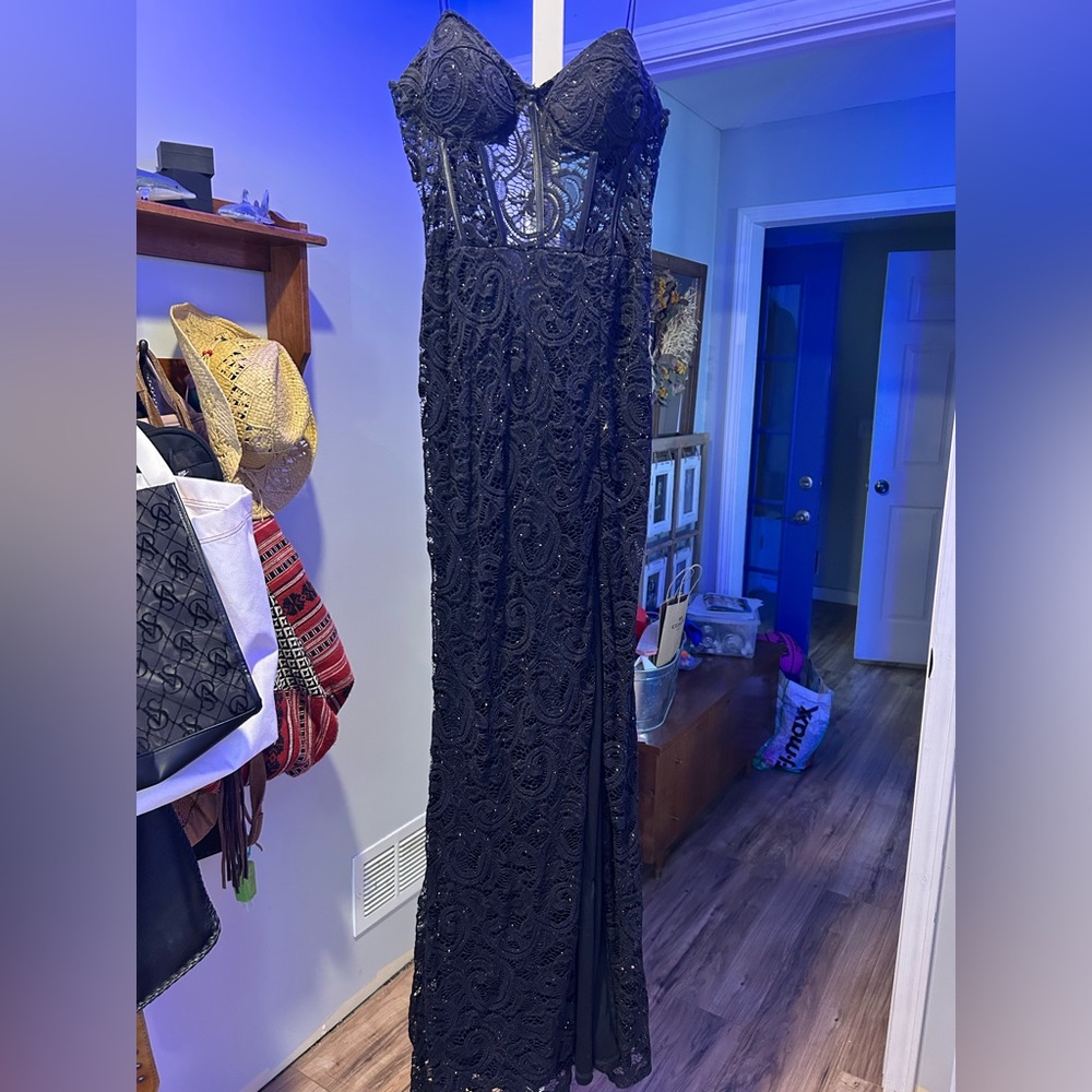 Elegant Black Lace Evening Gown